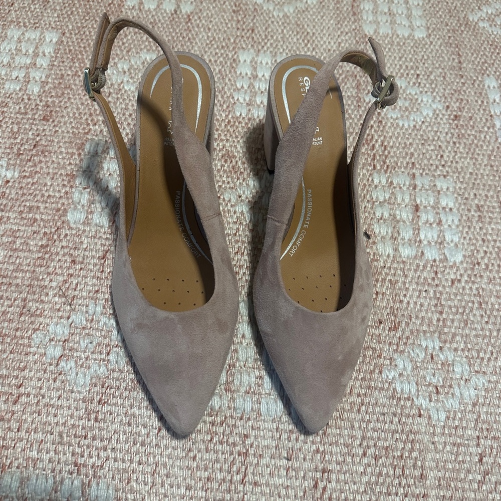 Geox slip on shoe. Light lavender suede. 38